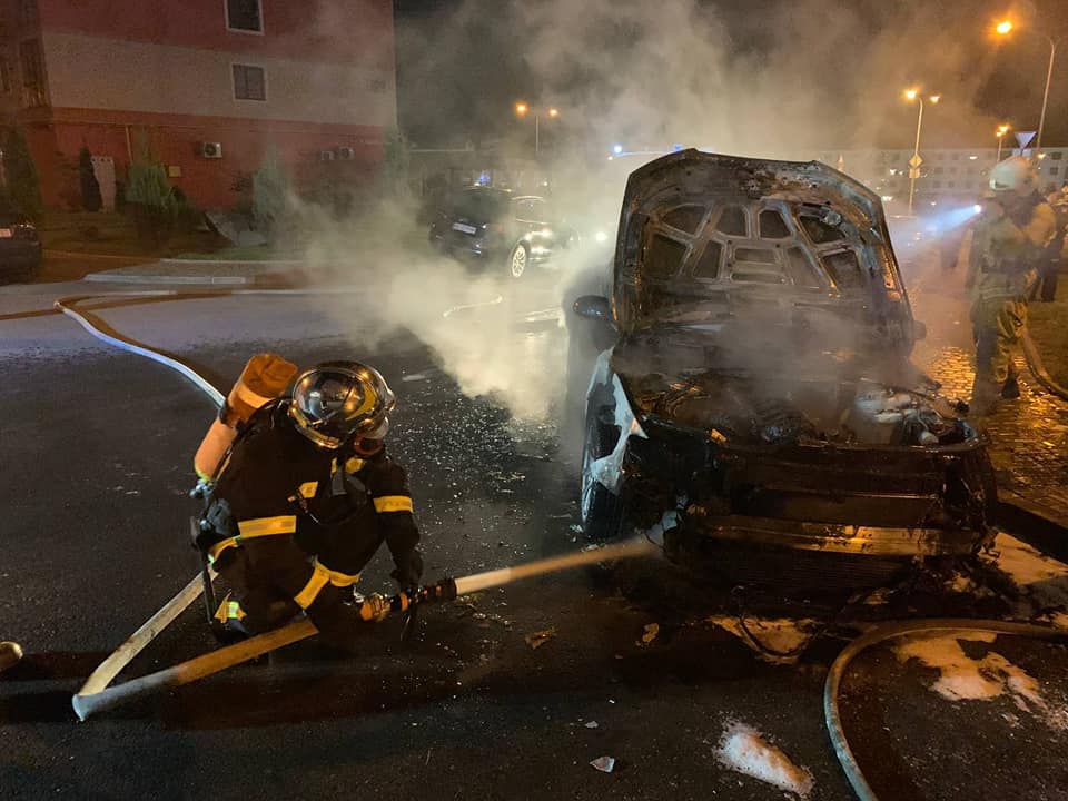 На центральній вулиці міста Рівне горів автомобіль(ВІДЕО)
