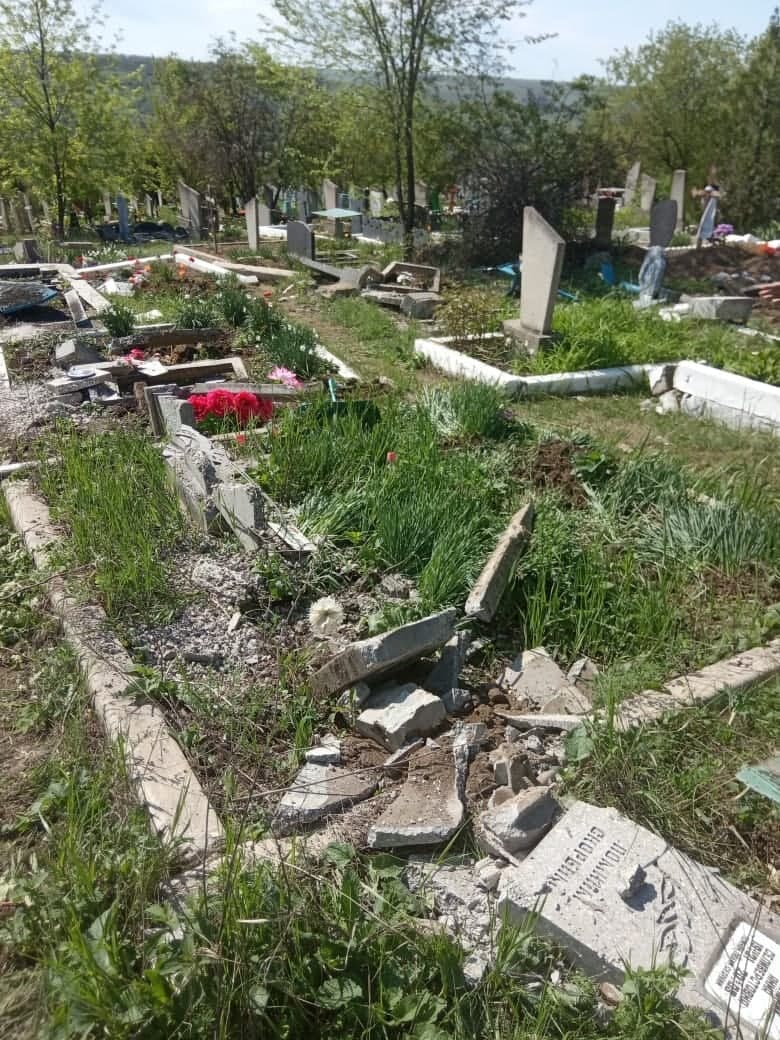 Танк бойовиків понівечив кладовище на Луганщині