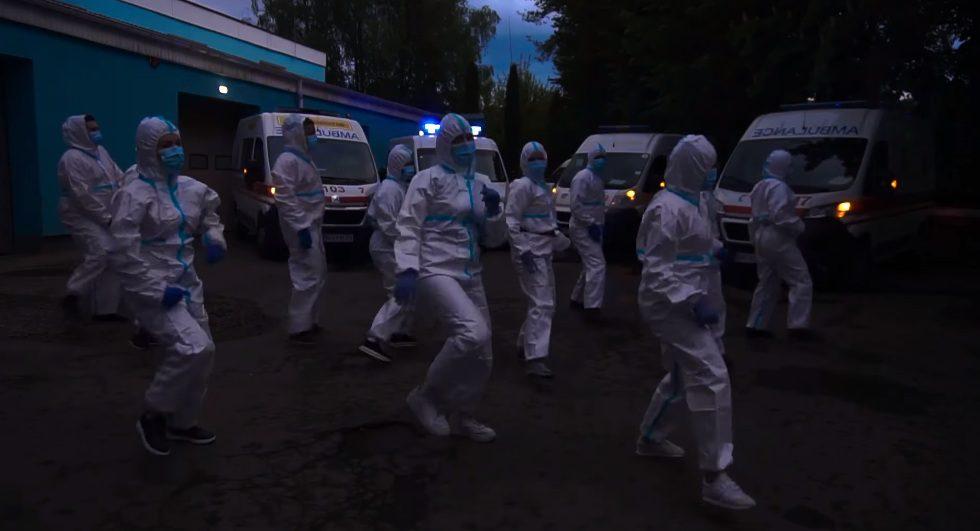 Рівненські медики зняли маски і станцювали антикоронавірусний танець (ВІДЕО) Рівненські медики зняли маски і станцювали антикоронавірусний танець (ВІДЕО)