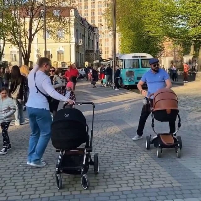 У Рівному татусі танцюють з дитячими візочками(ВІДЕО)