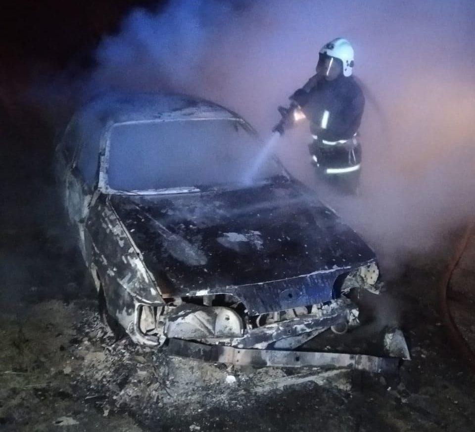 На Дубенщині вогнеборці ліквідували пожежу в автівці
