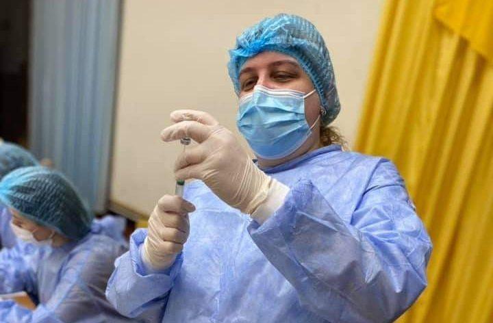 Більше двох тисяч освітян Рівненщини уже щепили від COVID-19