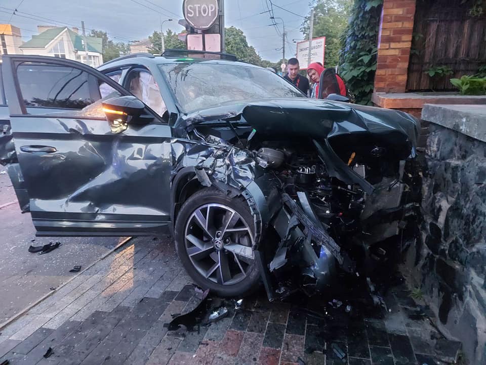 В Рівному рятувальники деблокували травмованого водія з авто