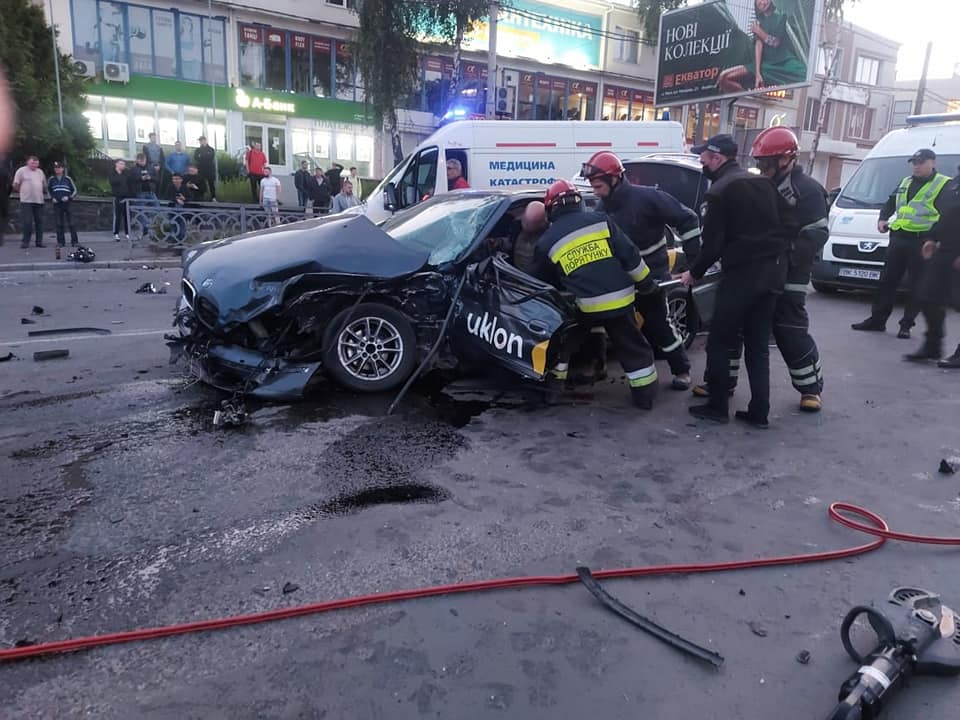 В Рівному рятувальники деблокували травмованого водія з авто