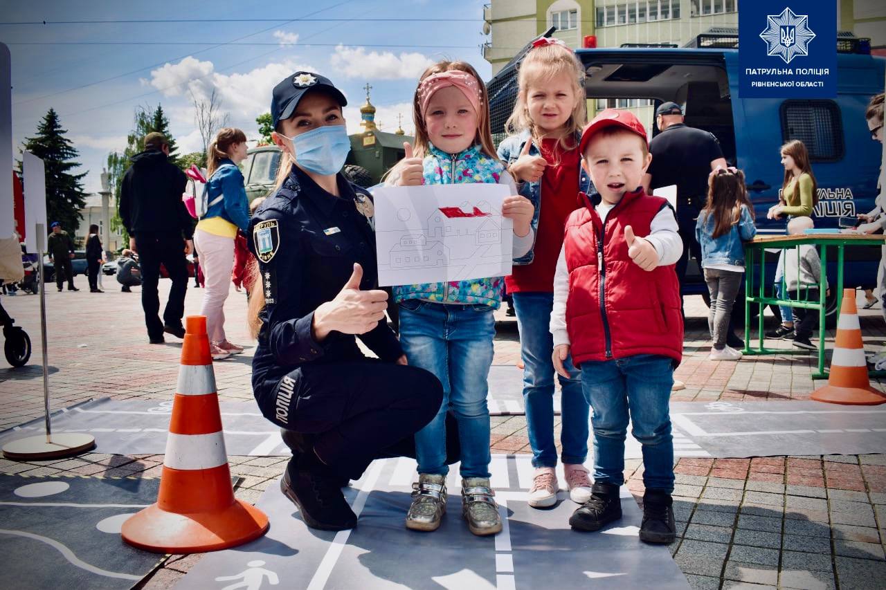 Дитячий сміх та звук сирен: рівненська малеча святкувала разом з патрульними