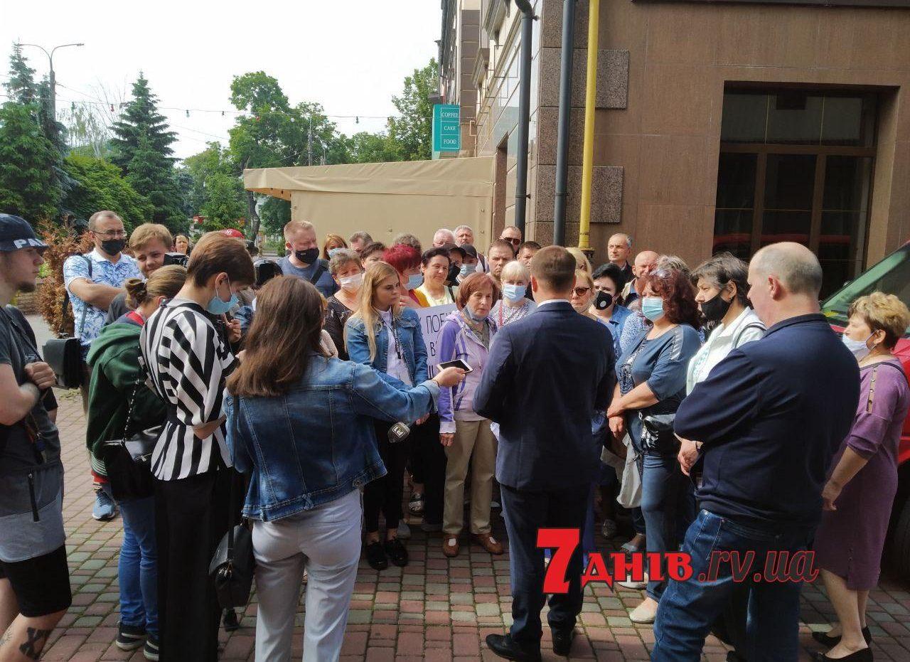 До Рівнеради прийшли підприємці з Будинку побуту