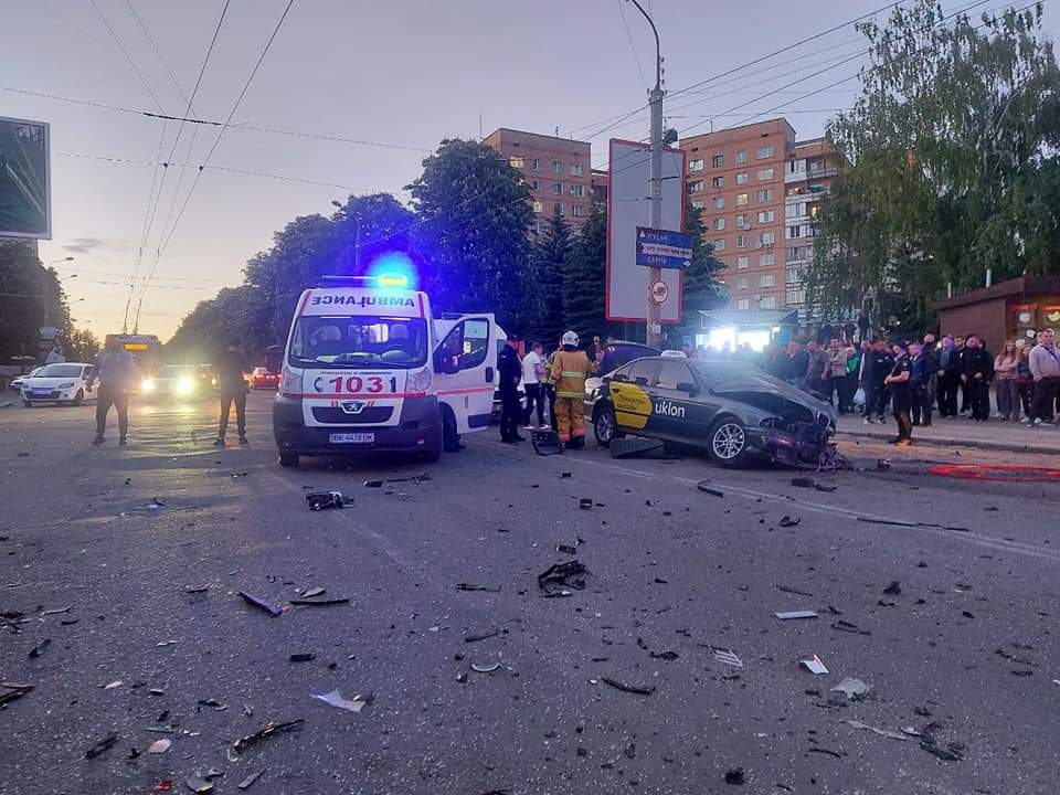 В Рівному рятувальники деблокували травмованого водія з авто