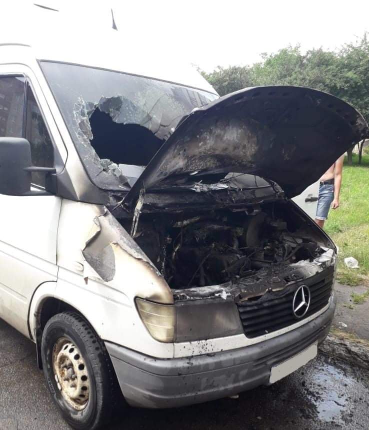 В Рівненському районі горів Mercedes