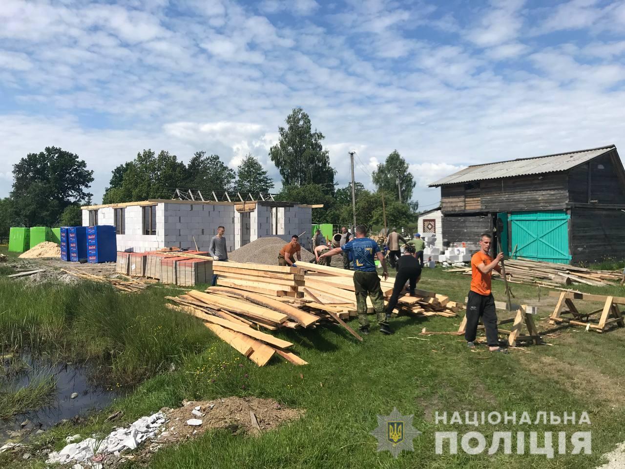Поліцейські долучилися до допомоги сім’ї «кіборга»