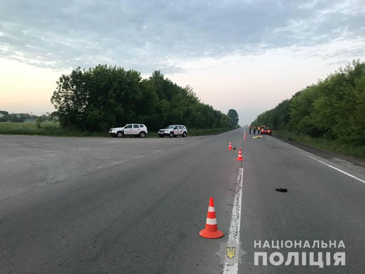 Поліцейські встановлюють особу загиблого у ДТП біля Рівного велосипедиста