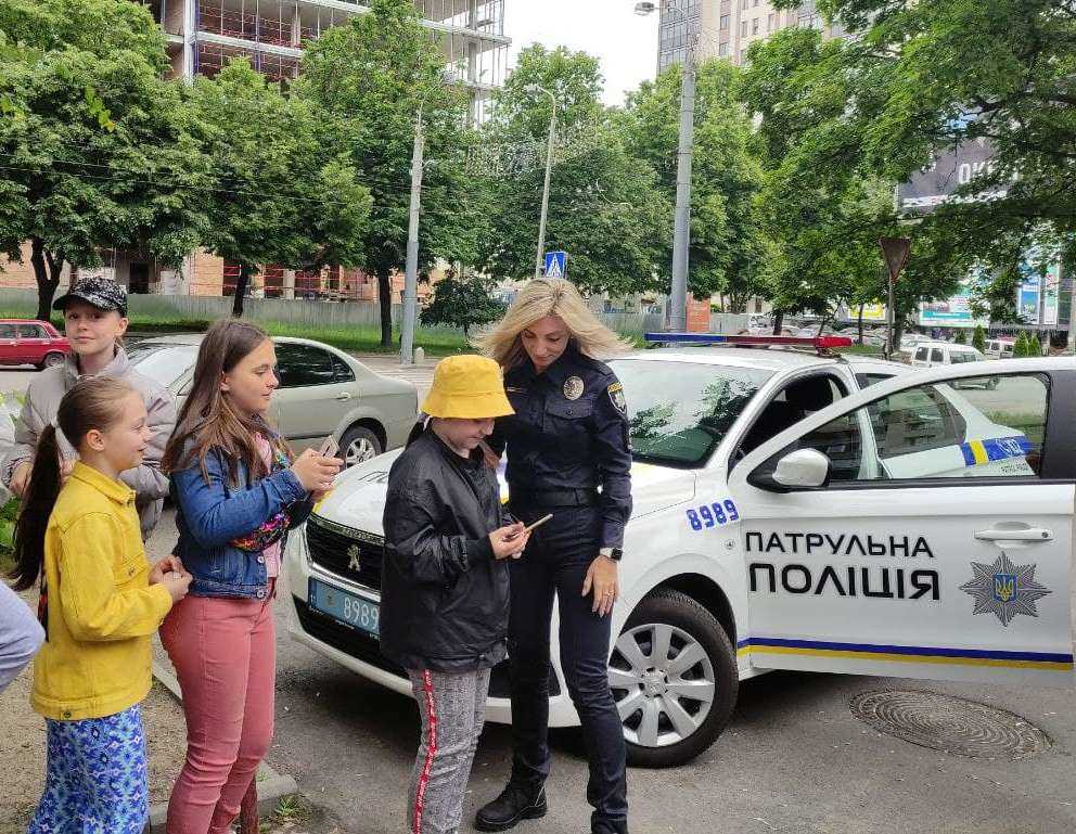 В рівненській бібліотеці маленькі рівняни зустрілися з поліцейськими