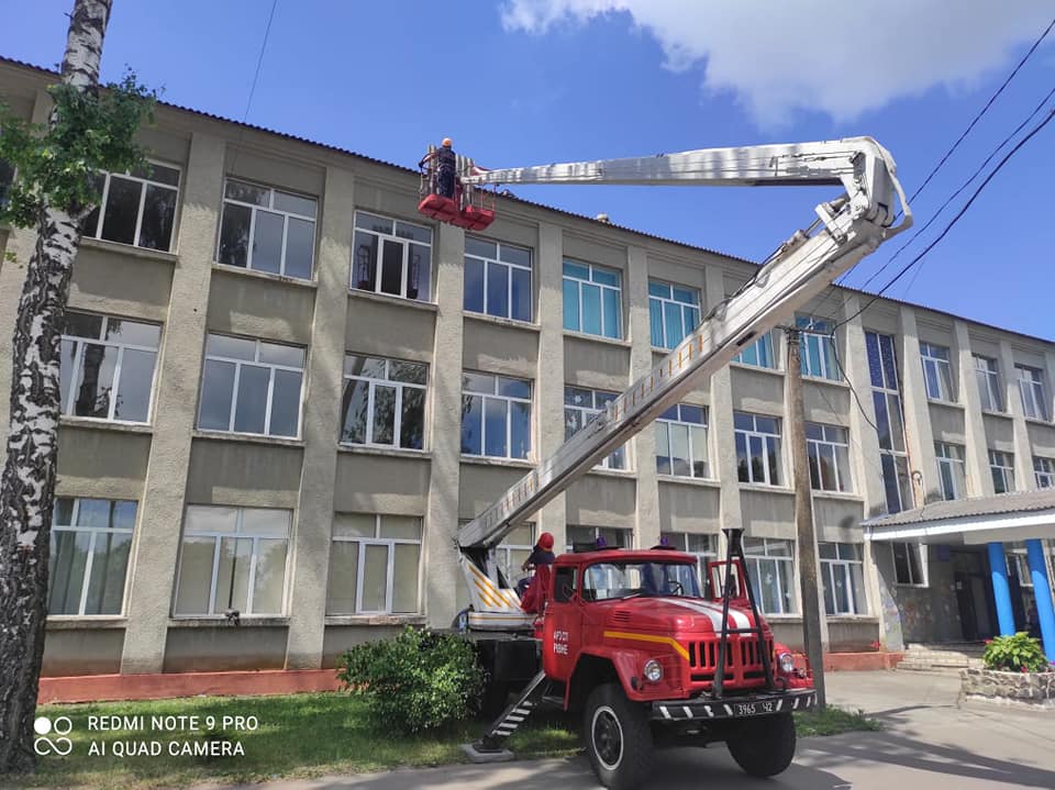 На Рівненщині рятувальники допомагають у відновлювальних роботах покрівлі Бабинського ліцею На Рівненщині рятувальники допомагають у відновлювальних роботах покрівлі Бабинського ліцею