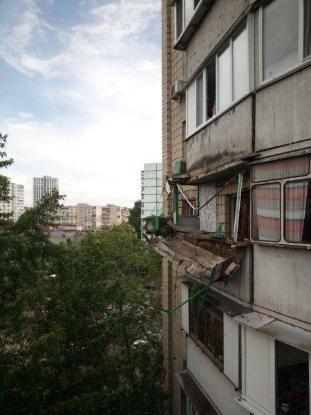 Дах балкона не витримала ваги і обвалився