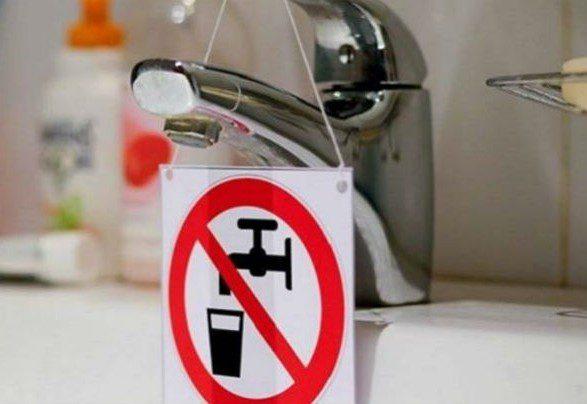 Через пошкодження водопроводу в Рівному на вулиці Боженова відсутня вода