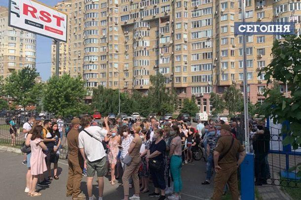 У Києві на вакцинацію зібралася величезна черга
