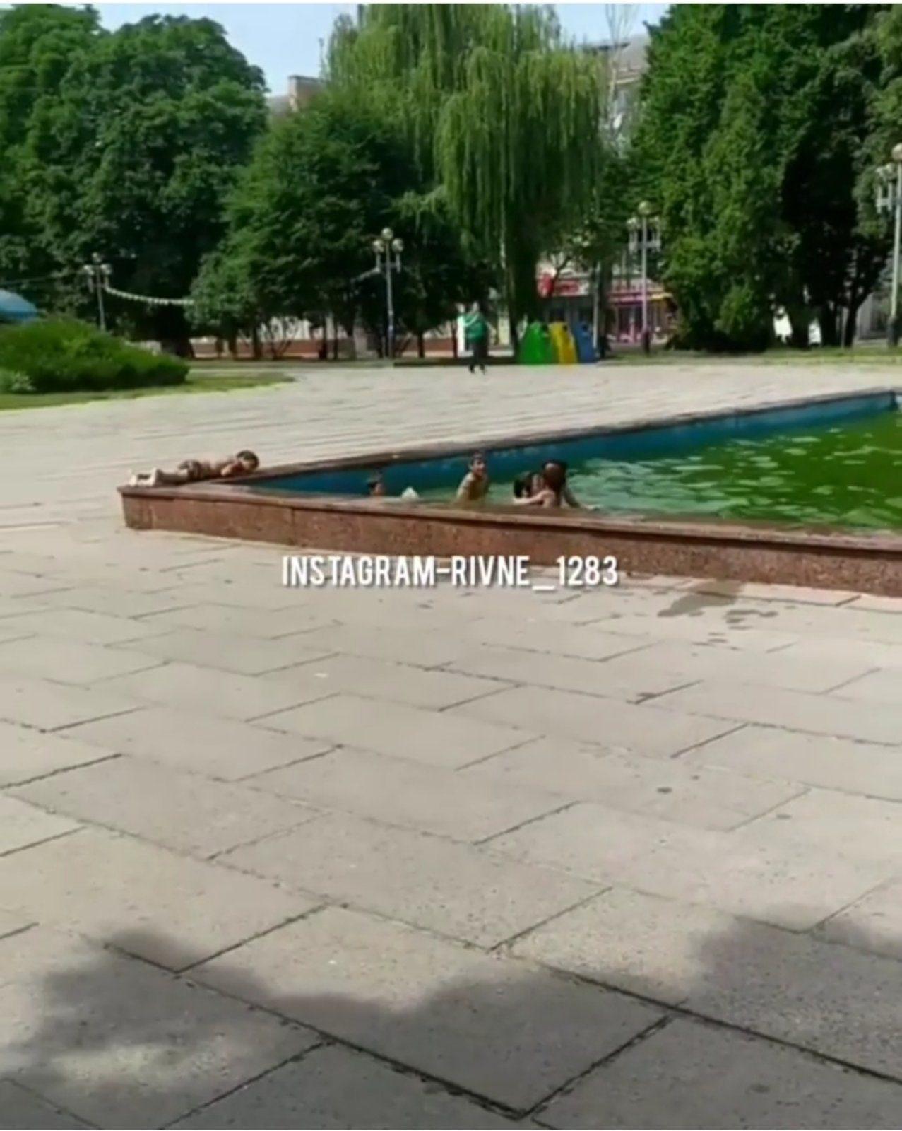 У Рівному діти купаються у фонтані (відео)