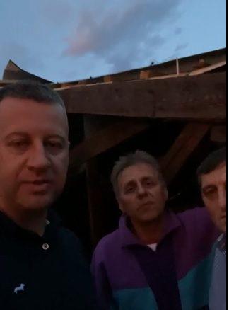 Зірваний буревієм дах на багатоповерхівці в Рівному почали ремонтувати ще вночі (відео)