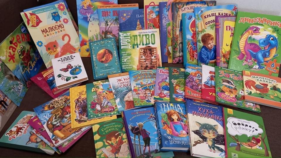 Рівненська бібліотека дарує україномовні книги дітям прифронтової зони