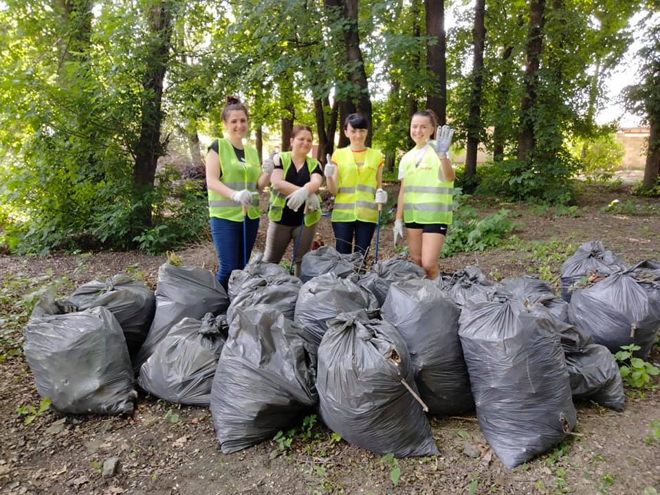 Рівненські волонтери прибирали у Квасилові (ФОТО)