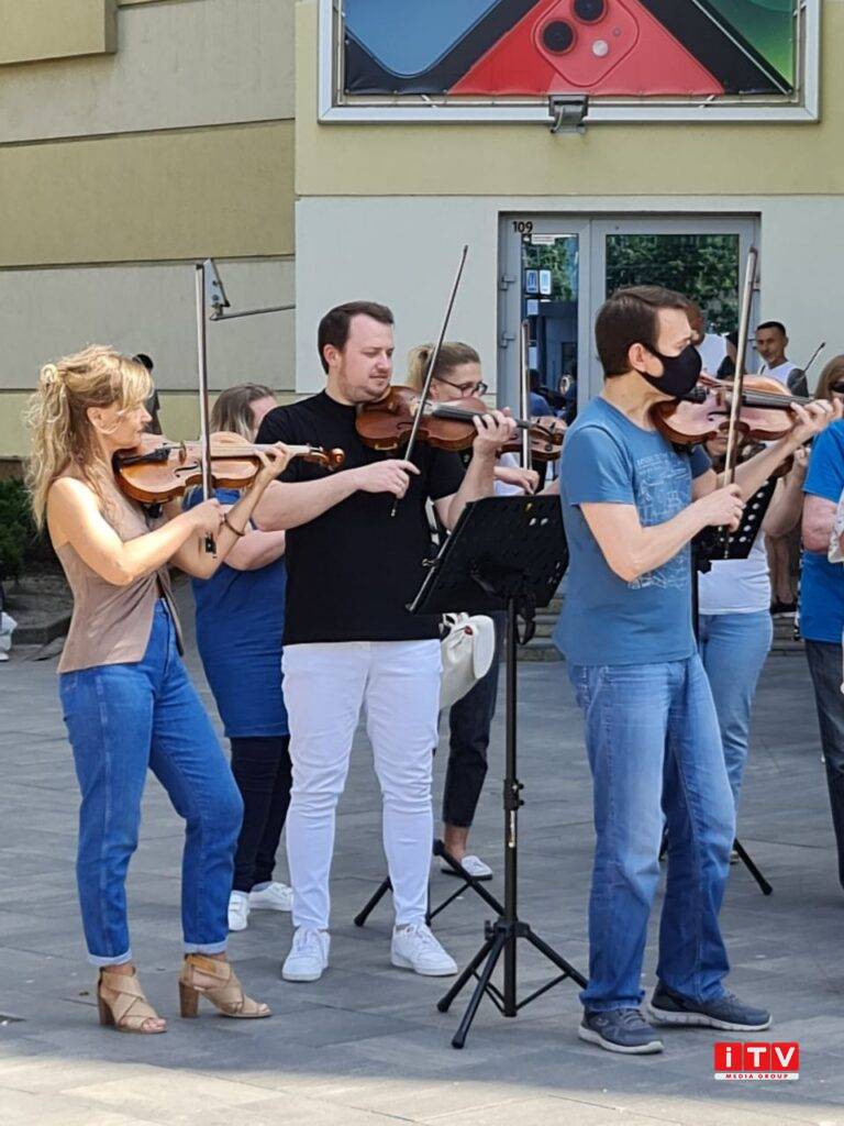 Жива класична музика звучить на вулиці Рівного