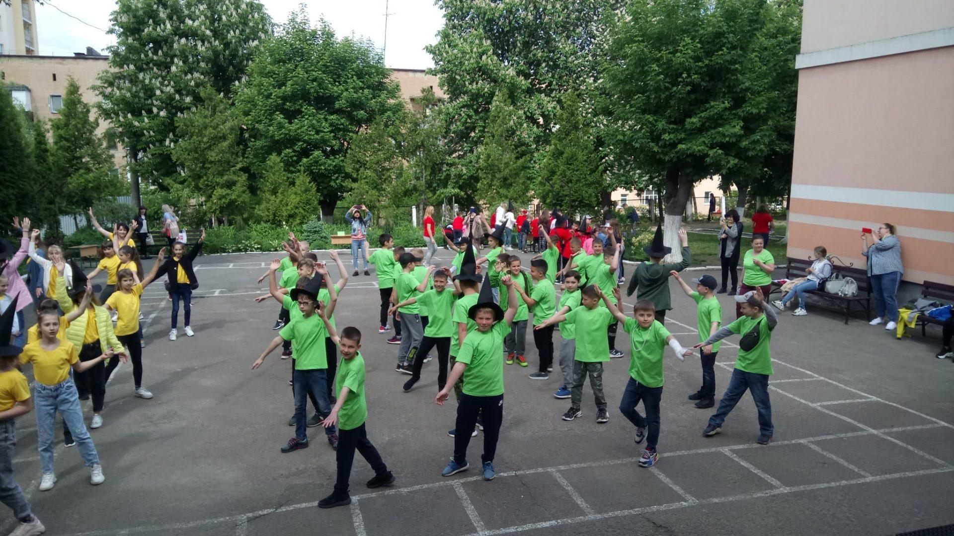 Гарі Поттер і злий чаклун: у Рівненському ліцеї організували нетрадиційне свято останнього дзвоника (ФОТО)
