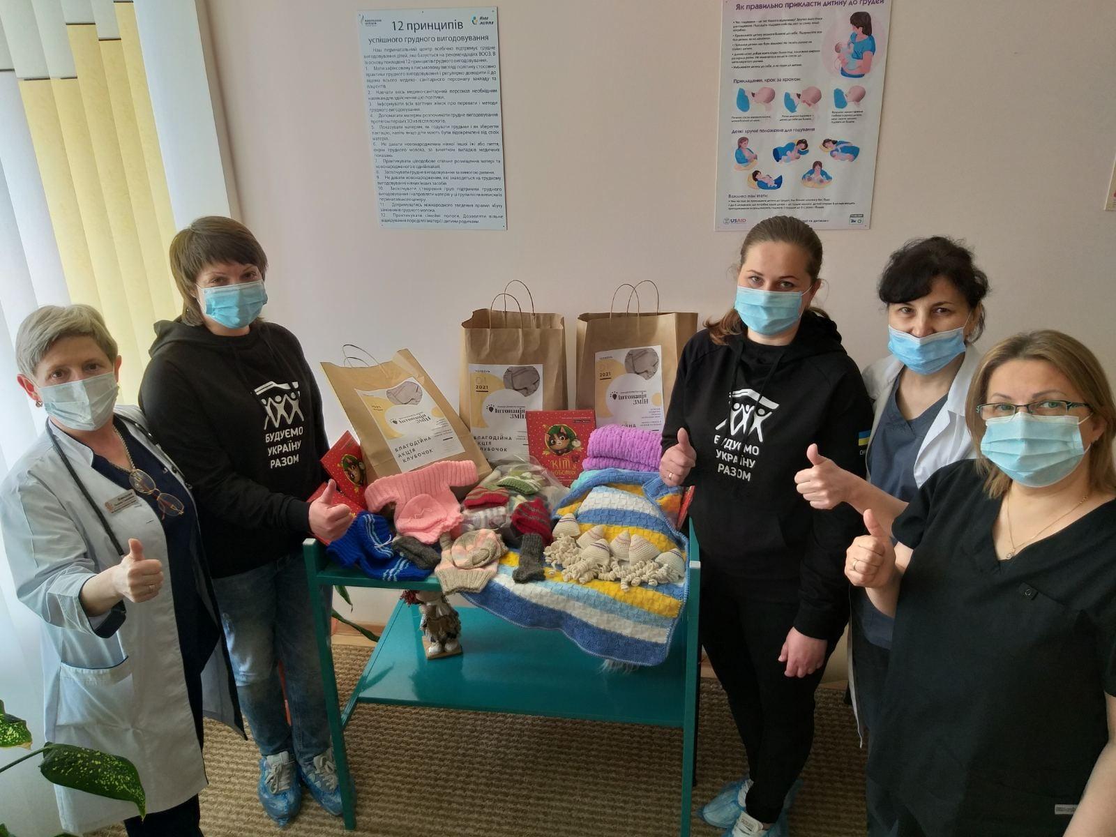 Рівненських немовлят будуть гріти вироби львівських бабусь Рівненських немовлят будуть гріти вироби львівських бабусь