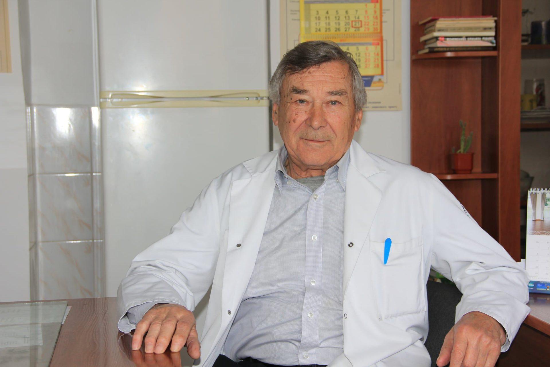 Півстоліття за операційним столом провів рівненській хірург