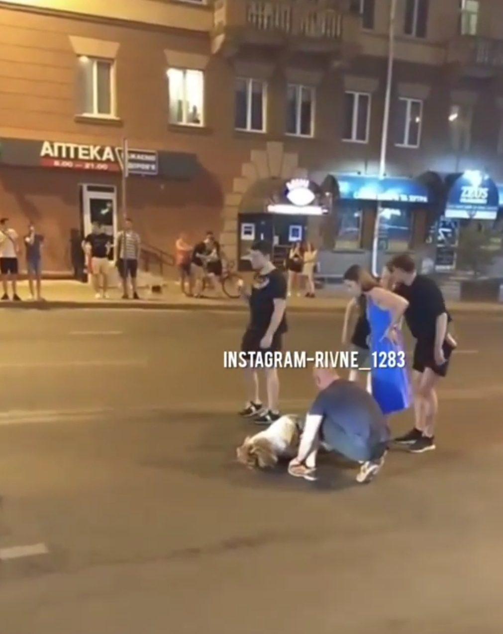 У Рівному під автівку потрапила пішохід-порушник