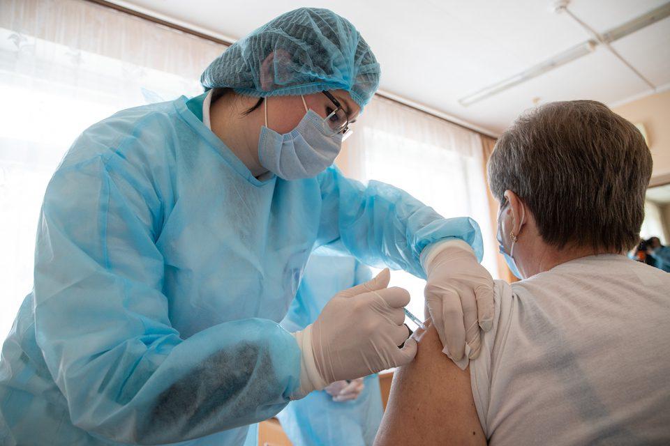 У Рівному щеплюють освітян від коронавірусу
