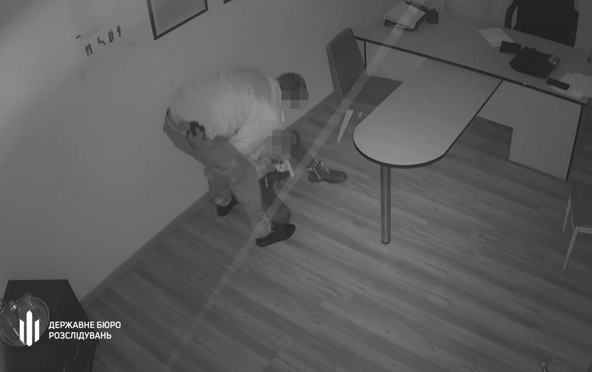 Слідчі ДБР викрили черговий факт катування громадян поліцейським Слідчі ДБР викрили черговий факт катування громадян поліцейським