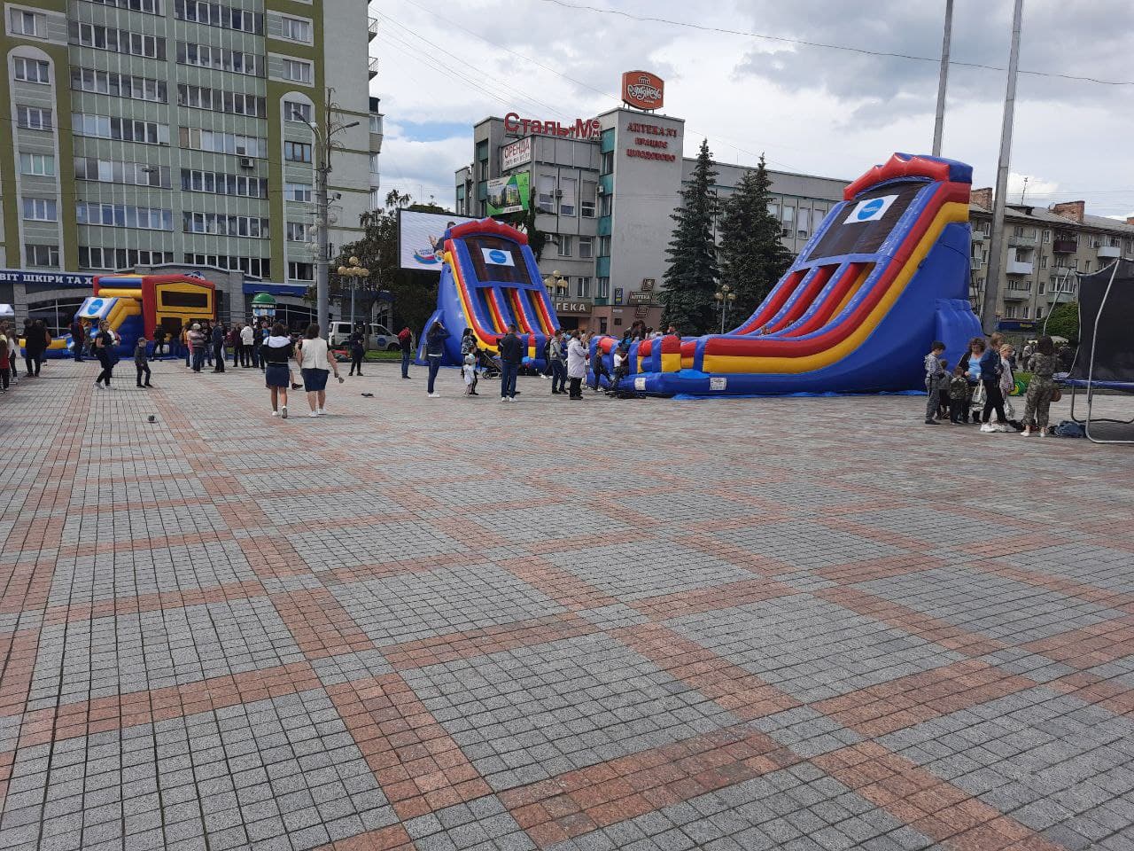 Свято для дітей проходить на центральному майдані у Рівному