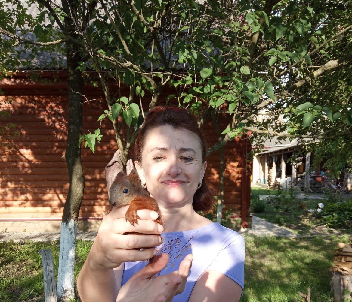 Рівнянка вигодовує білченя врятоване від кішки