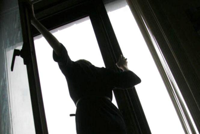 В Рівному неповнолітня випала з вікна другого поверху