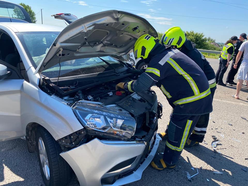 На автодорозі Київ-Чоп рівненські рятувальники ліквідували наслідки ДТП за участю 2-х легкових автомобілів На автодорозі Київ-Чоп рівненські рятувальники ліквідували наслідки ДТП за участю 2-х легкових автомобілів