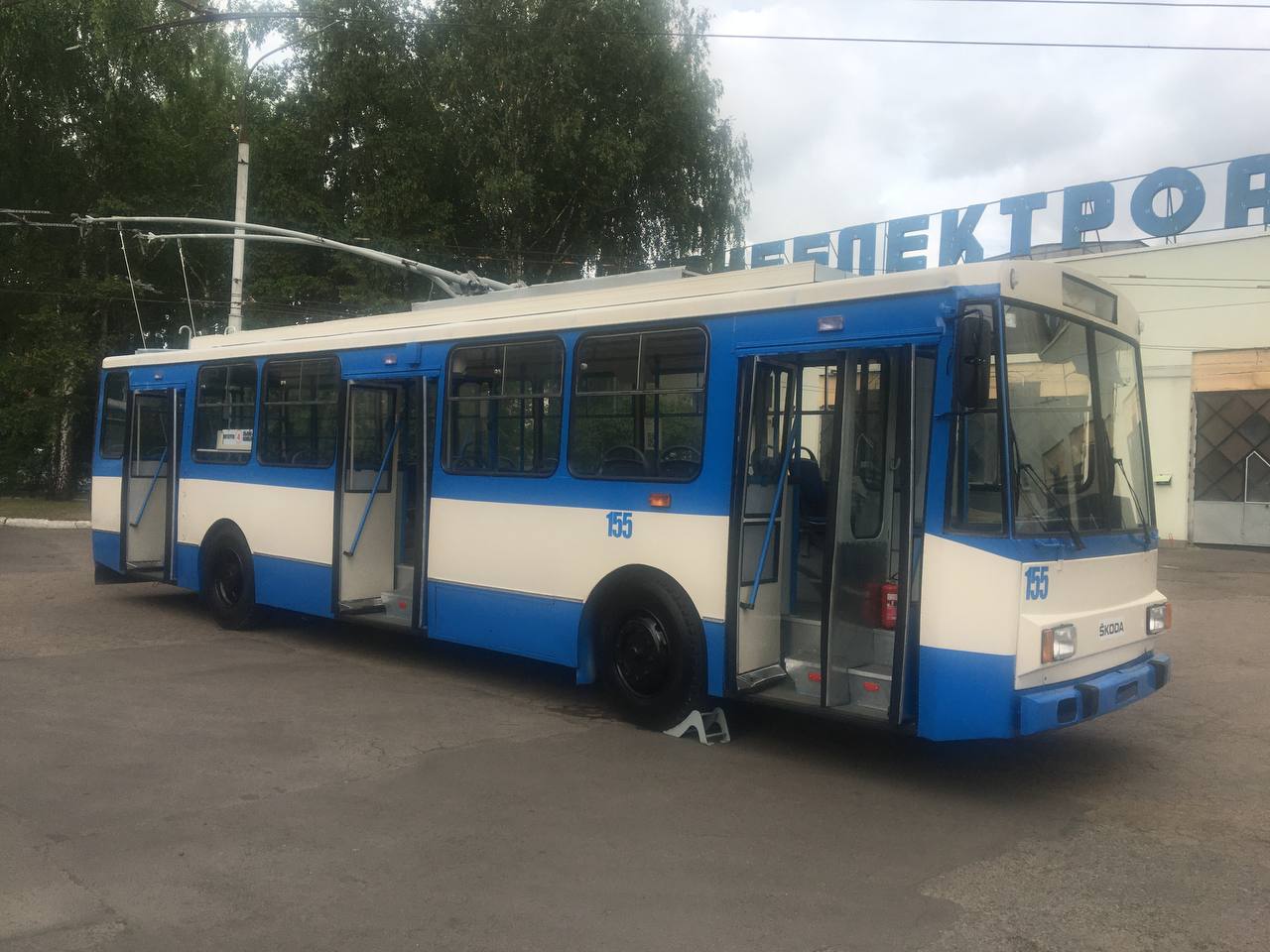 У Рівному оновили старий тролейбус (фото)