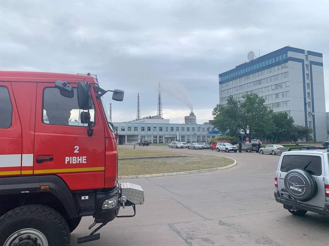 ДСНС повідомило, що рятувальники знаходяться на території Рівнеазоту