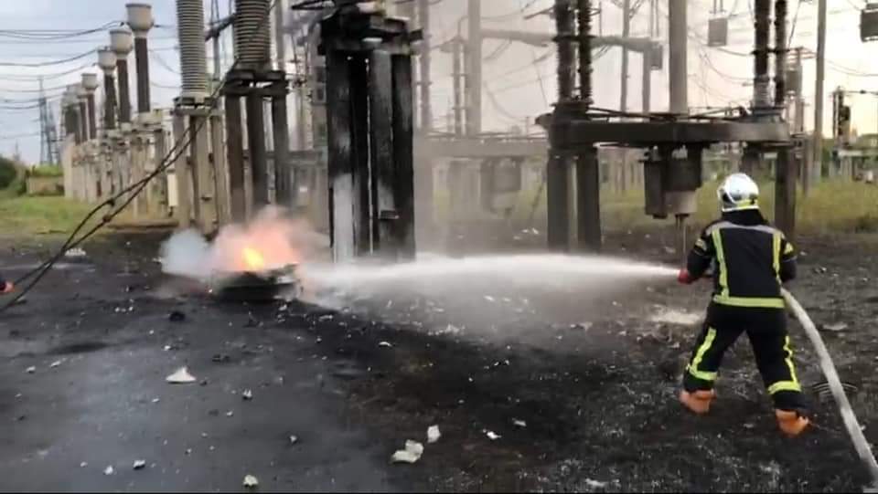 Рятувальники ліквідували пожежу на електропідстанції в Рівному