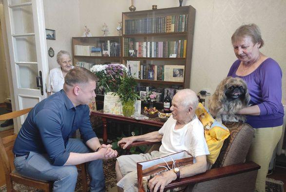 Рівненський 102-річний іменинник жартує, пише вірші та читає книги