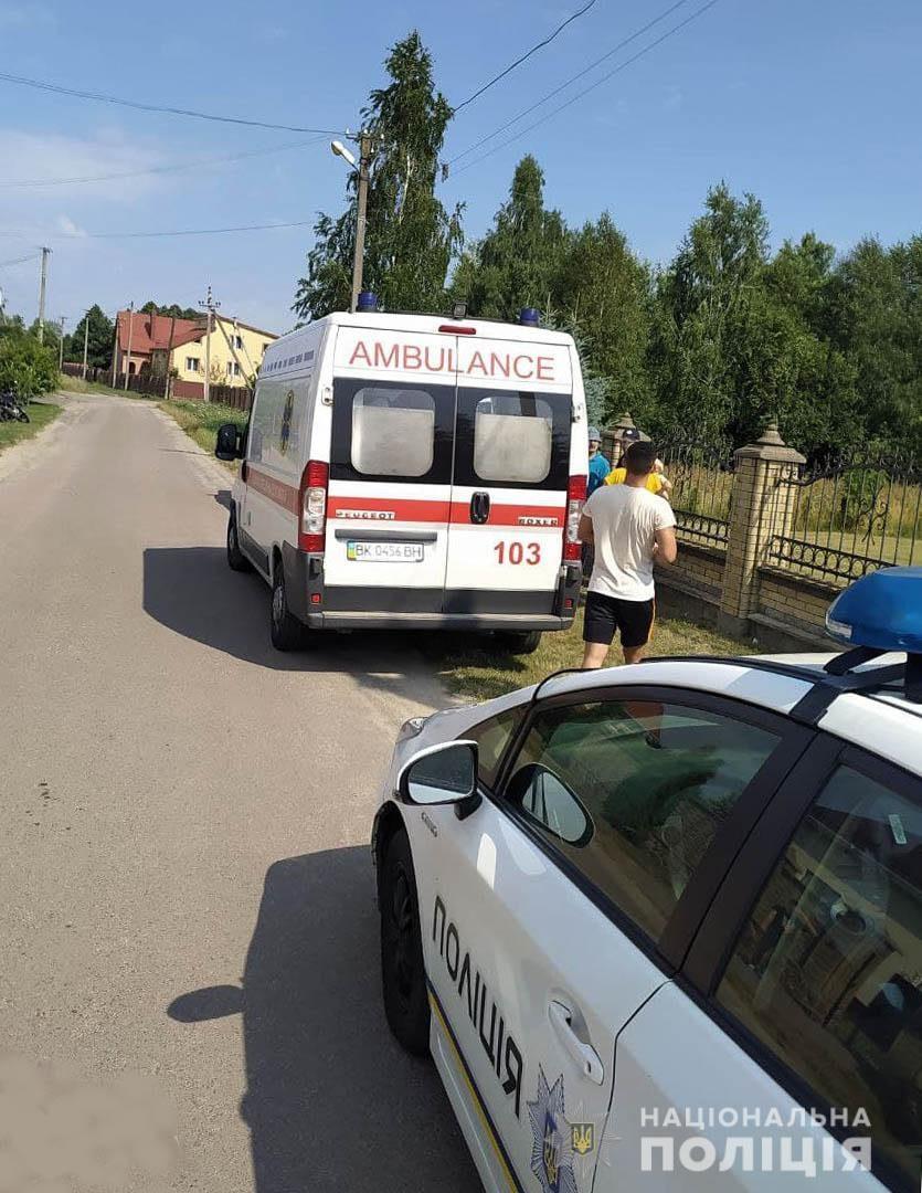 У Костополі під колеса мотоцикла потрапив малолітній, який їхав на самокаті