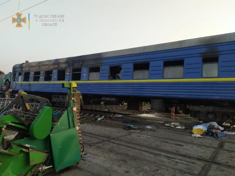 На Полтавщині на переїзді після зіткнення потяг та вантажний автомобіль загорілися (ФОТО)