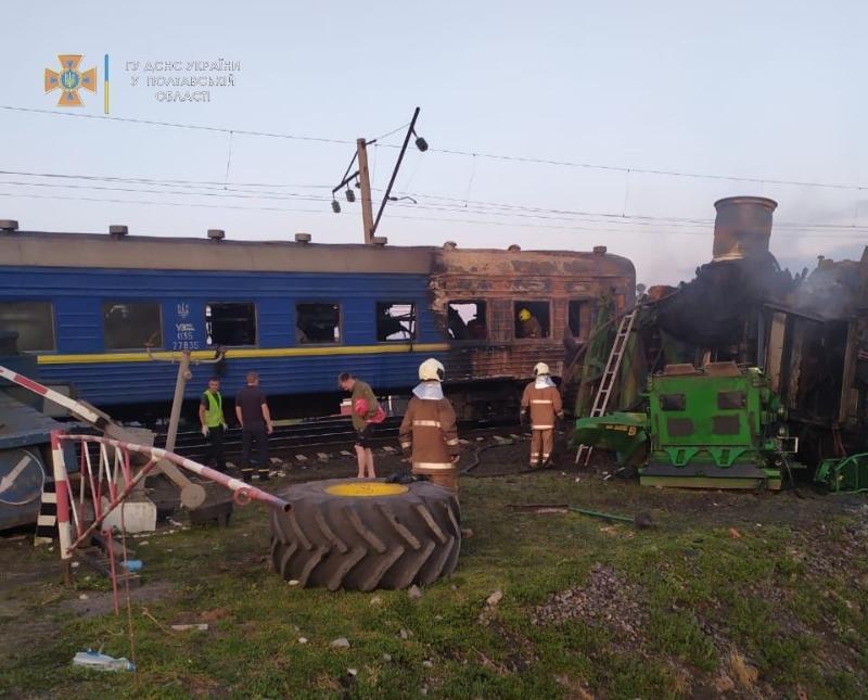 На Полтавщині на переїзді після зіткнення потяг та вантажний автомобіль загорілися (ФОТО)