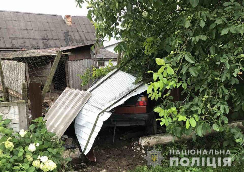 На Рівненщині нетверезий водій розтрощив паркан, задавив курей і врізався у стовп