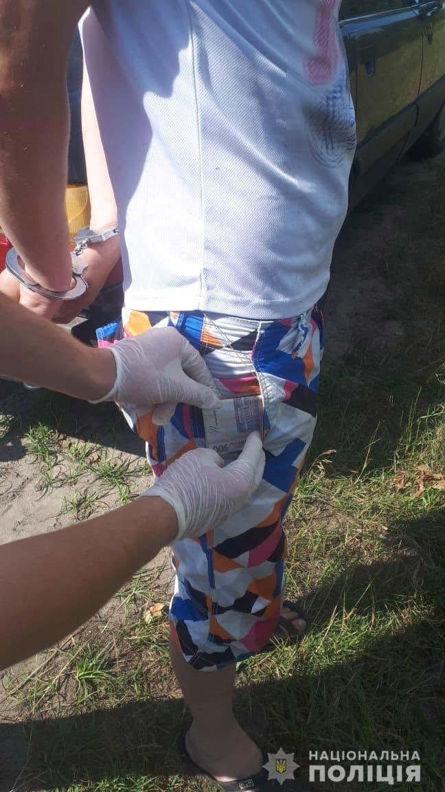 На Рівненщині поліцейські затримали чоловіка під час збуту зброї