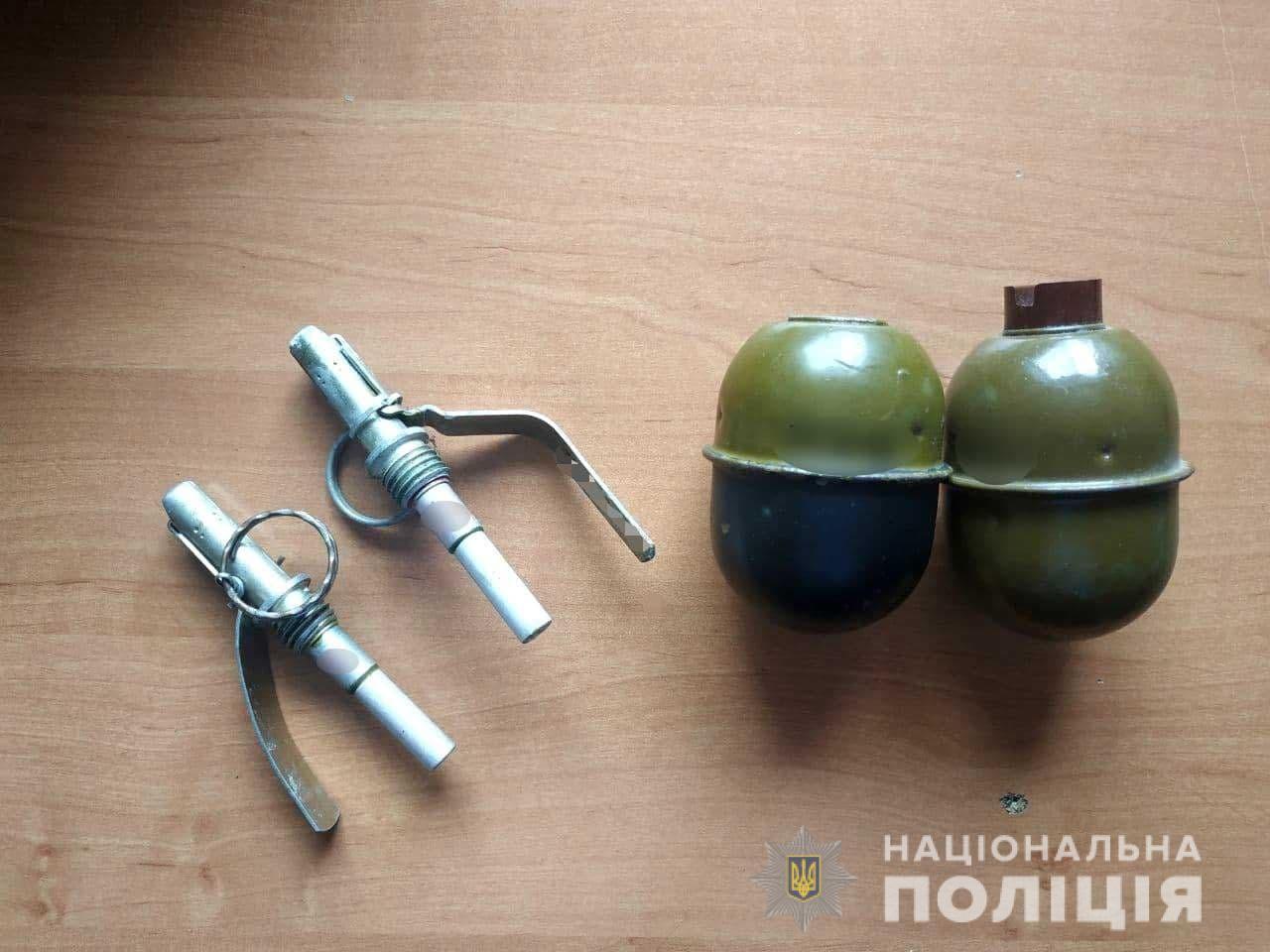 На Рівненщині поліцейські затримали чоловіка під час збуту зброї