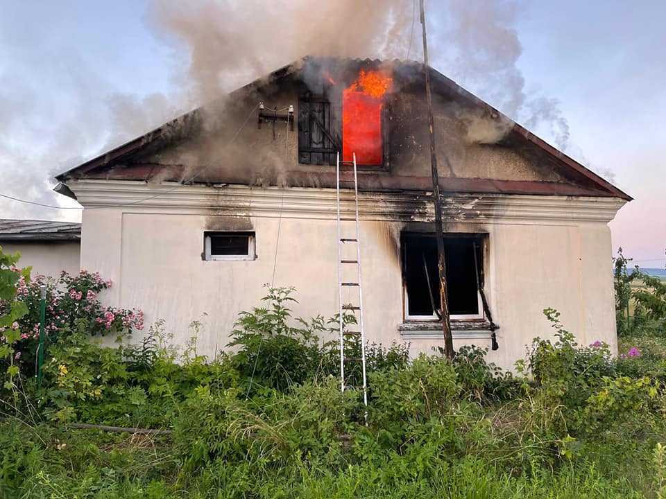 Вночі на Радивилівщині у приватному господарстві сталася пожежа