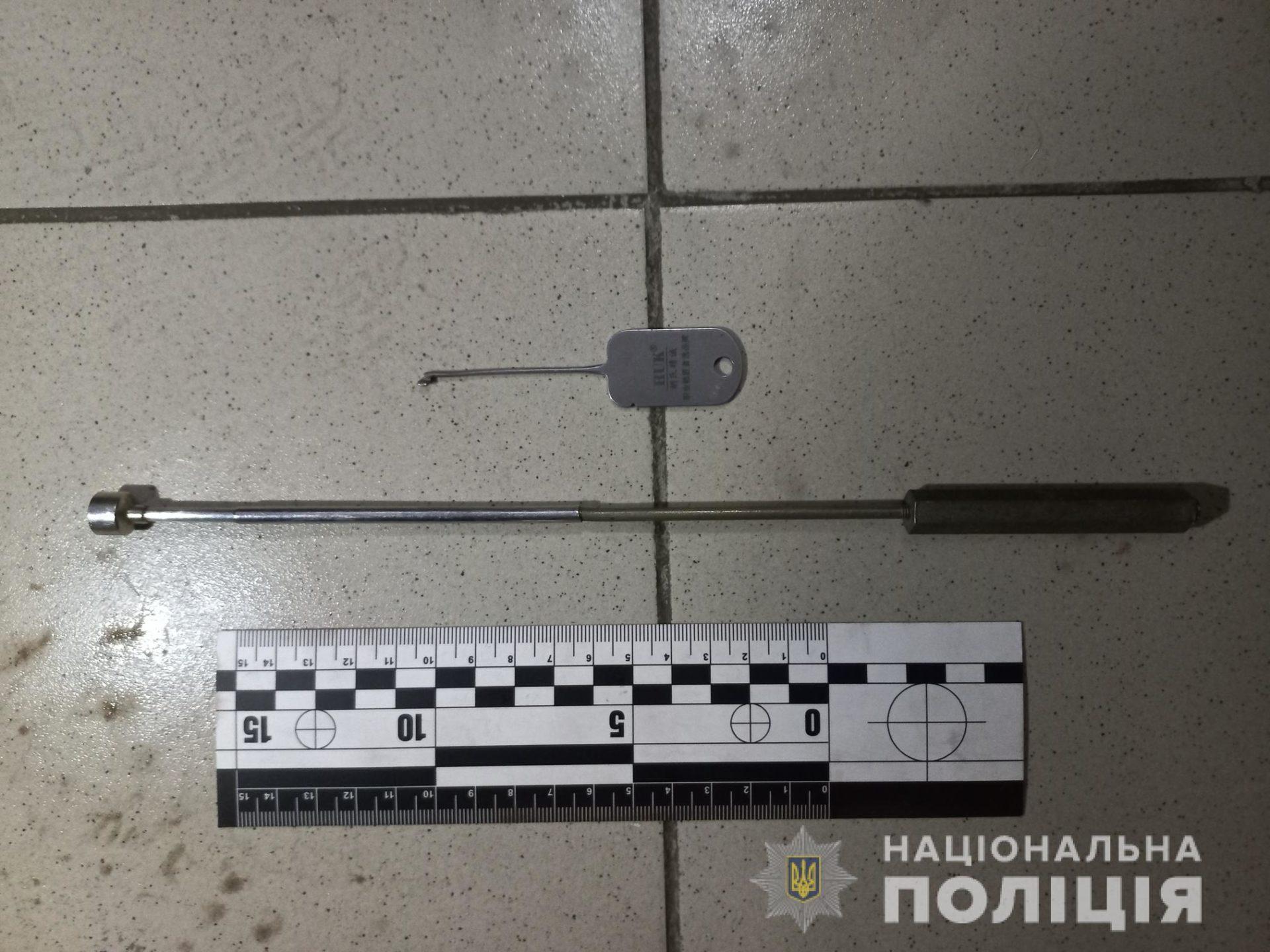 У Рівному невідомий намагався проникнути у квартиру У Рівному невідомий намагався проникнути у квартиру