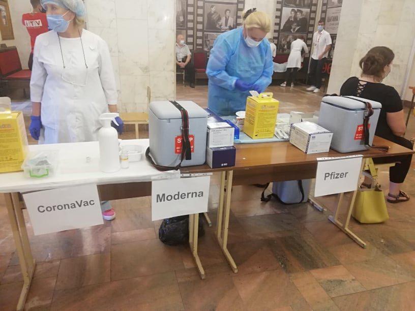 В Рівненському театрі від COVID-19 щеплювали трьома вакцинами на вибір: CoronaVac, Moderna, Pfizer