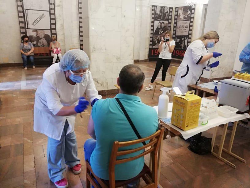 В Рівненському театрі від COVID-19 щеплювали трьома вакцинами на вибір: CoronaVac, Moderna, Pfizer
