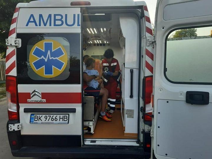 В Здолбунові дівчинка напоролася на загострений прут, який пройшов крізь долоню