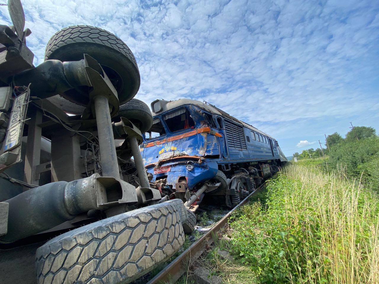 На залізничному переїзді в Закарпатті сталася ДТП: водій вантажівки виїхав на колії На залізничному переїзді в Закарпатті сталася ДТП: водій вантажівки виїхав на колії